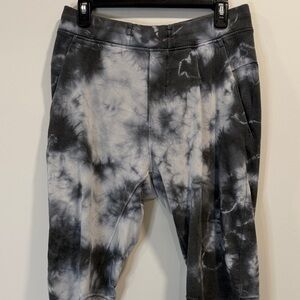Lululemon Athletica Men's Black and Gray Tie-Dye Joggers